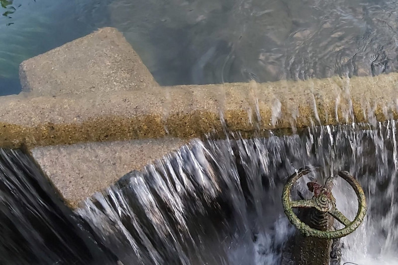 <p>Salto de agua de acequia.</p>