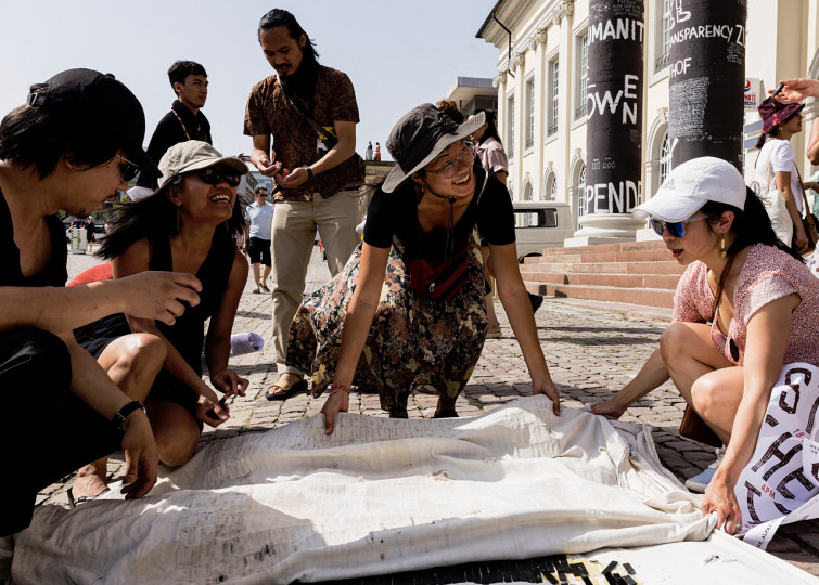 <p>Respond and Break the Silence Against the Killings, obra de Kiri Dalena, en la Friedrichsplatz de Kassel en el marco de Documenta15.</p>