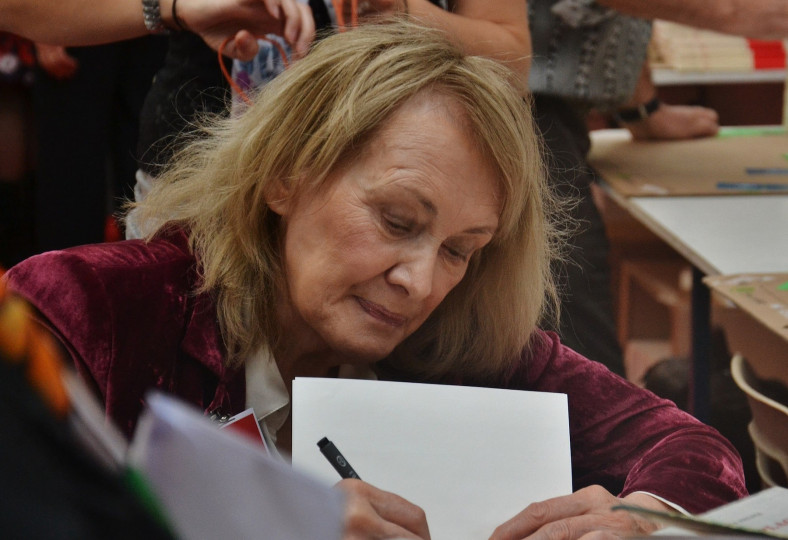 <p>Annie Ernaux firma un ejemplar de su obra en la feria del libro de Brive-la-Gaillarde (Francia), en 2011.</p>