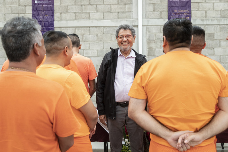 <p>Élmer Mendoza entre presos en el Reclusorio Metropolitano de Guadalajara (México). FIL. Natalia Fregoso</p>