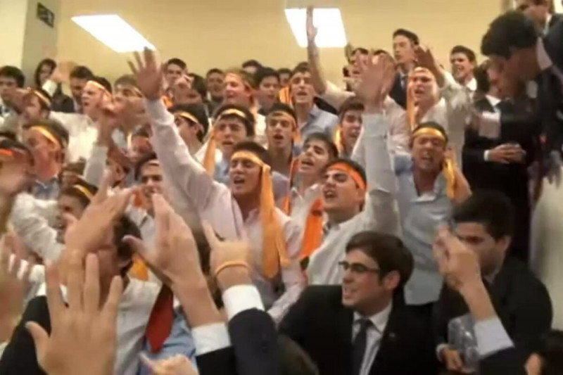 <p>Fotograma del vídeo en el que los colegiales del Elías Ahuja hacen el saludo nazi.</p>