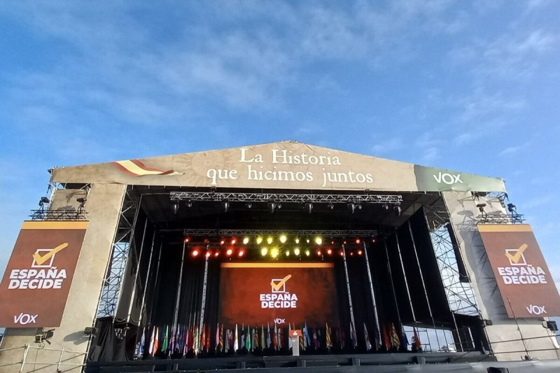 <p>Escenario preparado para el acto ultraderechista Viva 22, en Madrid. / <strong>Twitter</strong></p>