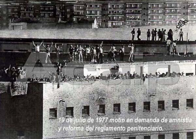 <p>Presos en el tejado de la cárcel de Carabanchel durante el motín del 19 de julio de 1977.</p>