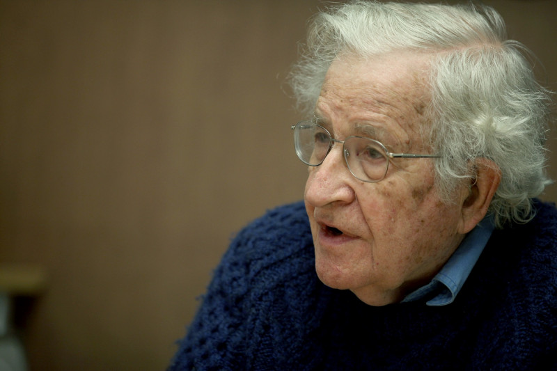 <p>Noam Chomsky en un encuentro con el canciller del Ecuador Ricardo Patiño en 2015.</p>