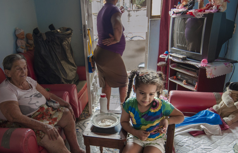 <p>Tres generaciones de mujeres en La Habana, Cuba. </p>
