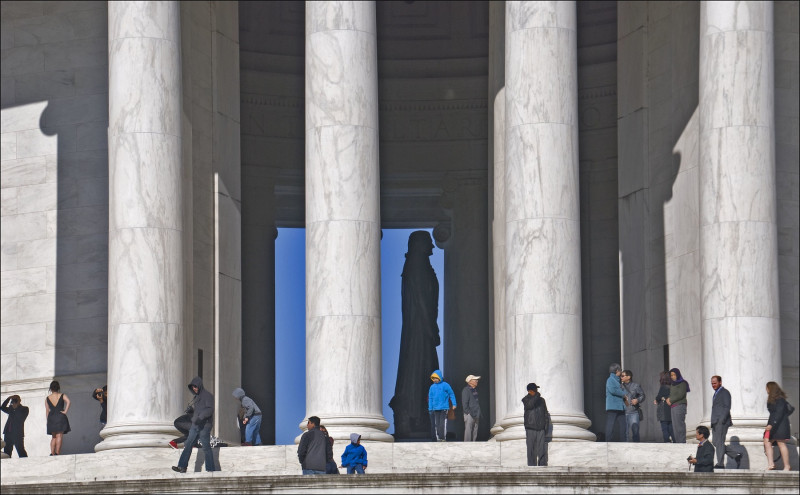 <p>Algunos visitantes en el Jefferson Memorial del Mall de Washington en 2013.</p>