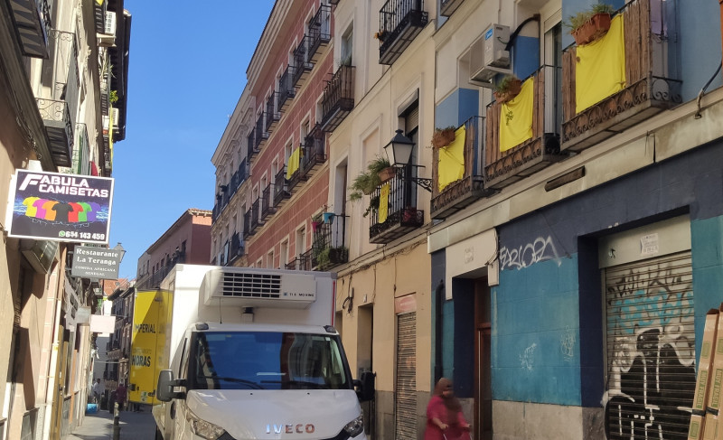 <p>Las banderas amarillas de Lavapiés Denuncia, un movimiento vecinal contra los narcopisos y la degradación, en una fachada del barrio.</p>