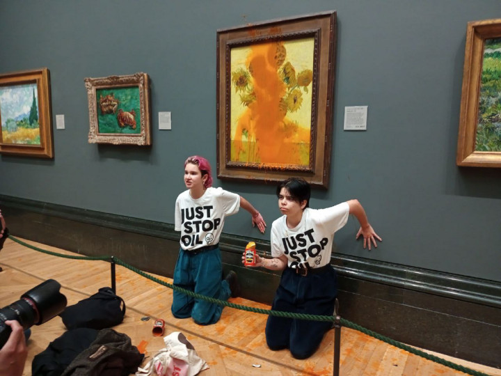 <p>Imagen de las activistas de Just Stop Oil tras lanzar sopa de tomate contra el cuadro ‘Los Girasoles’ de Van Gogh.</p>