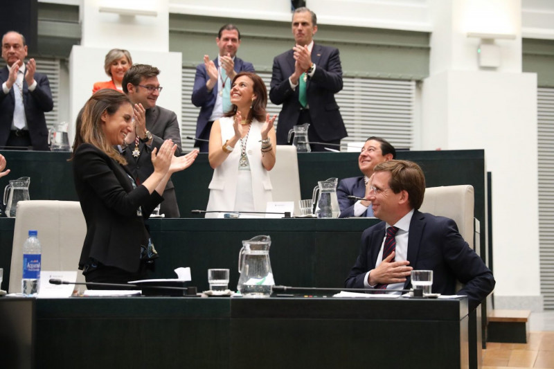 <p>Almeida, aplaudido por la extrema derecha, en el Pleno de proclamación como alcalde del pasado 15 de junio de 2019.</p>