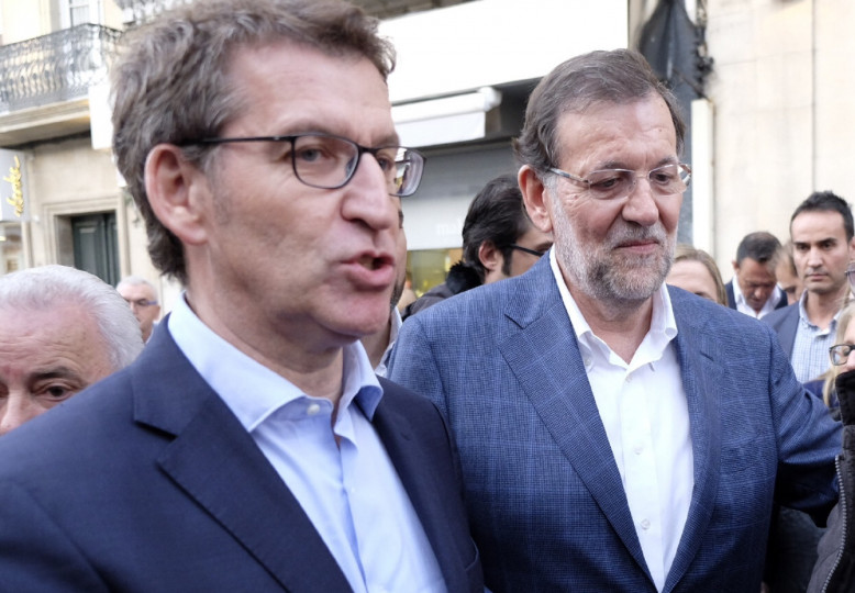 <p>Alberto Núñez Feijóo y Mariano Rajoy paseando por la ciudad de Vigo en diciembre de 2015. </p>