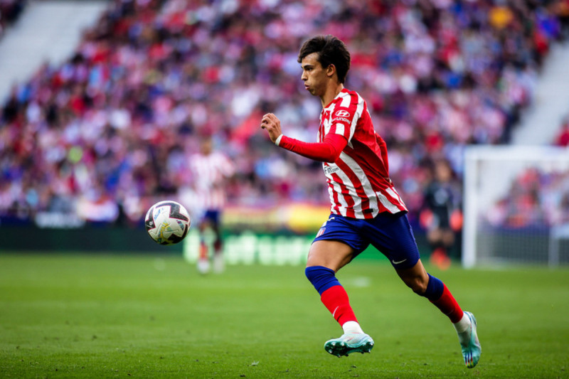 <p>João Félix controla el balón durante una jugada del partido.</p>