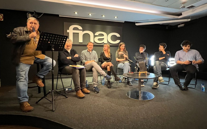 <p>De izquierda a derecha, Pereiro, Rivas, Lezcano, Taboada, Junquera, Hermida, Gonzo y Cedeira, durante la presentación del libro en Madrid. </p>