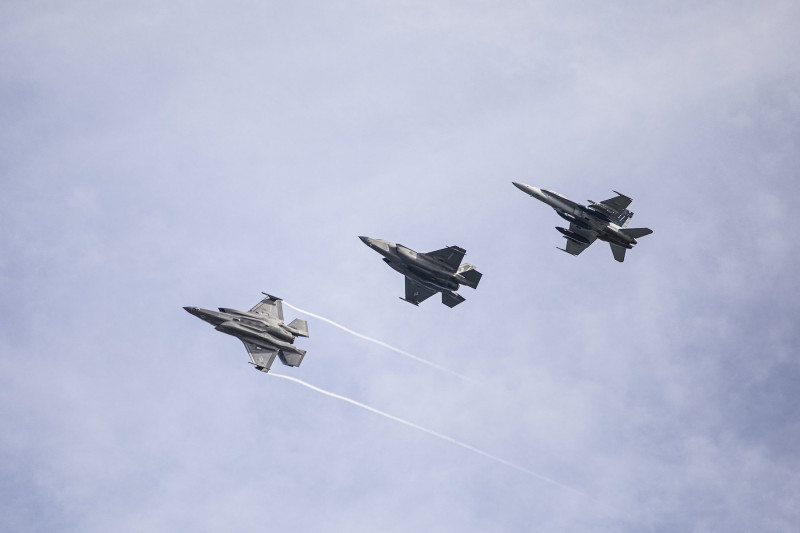 <p>Tres aviones de combate F-35B Lightning II estadounidenses durante unas maniobras en la base de Iwakuni (Japón).</p>