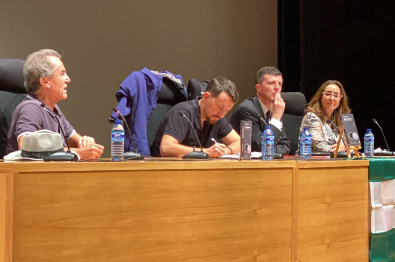 <p>Javier Pérez Royo, Pablo Iglesias y Aurora Labio, durante la presentación de <em>Medios y cloacas</em> en Sevilla.</p>