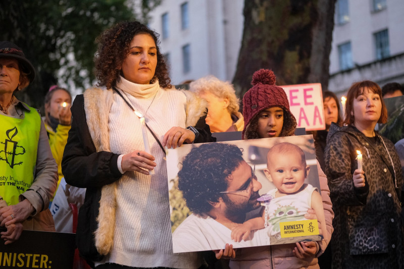 <p>Mona Seif en una vigilia de apoyo a su hermano Alaa Abd-el Fatah organizada por Amnistía Internacional en Londres.</p>
