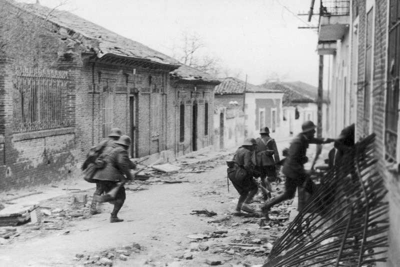 <p>Soldados nacionalistas asaltan un suburbio de Madrid durante la Guerra Civil.</p>