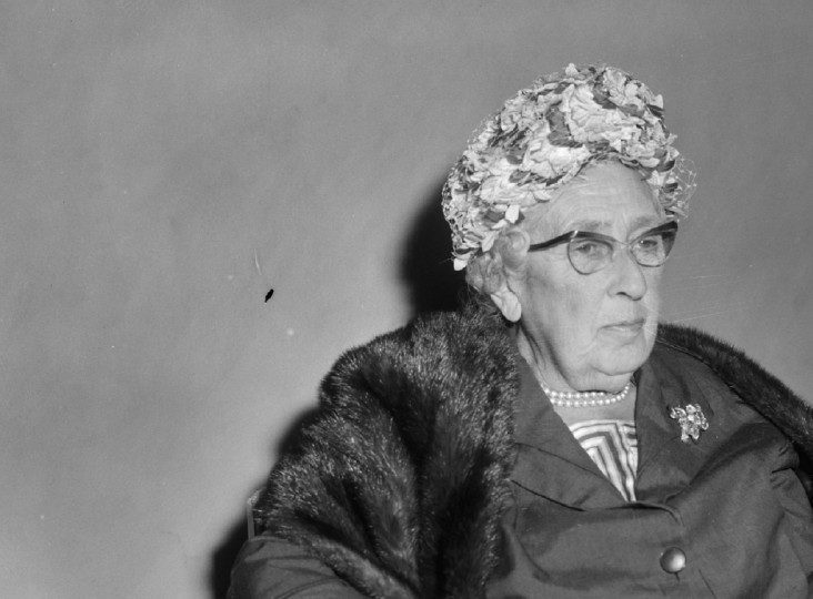 <p> La escritora Agatha Christie en una imagen tomada en los Países Bajos en 1964.</p>