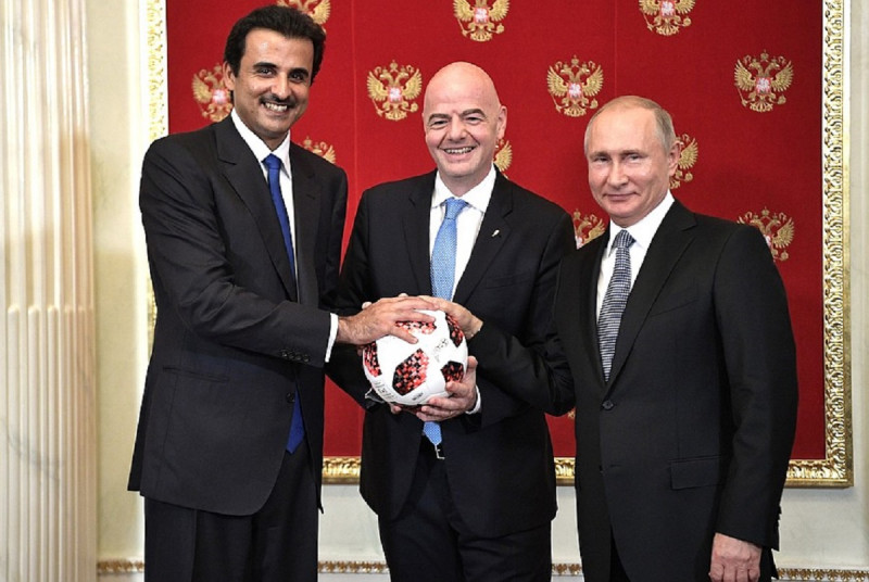 <p>El presidente de Rusia y el presidente de la FIFA Gianni Infantino otorgan el balón del Mundial al emir de Catar.</p>