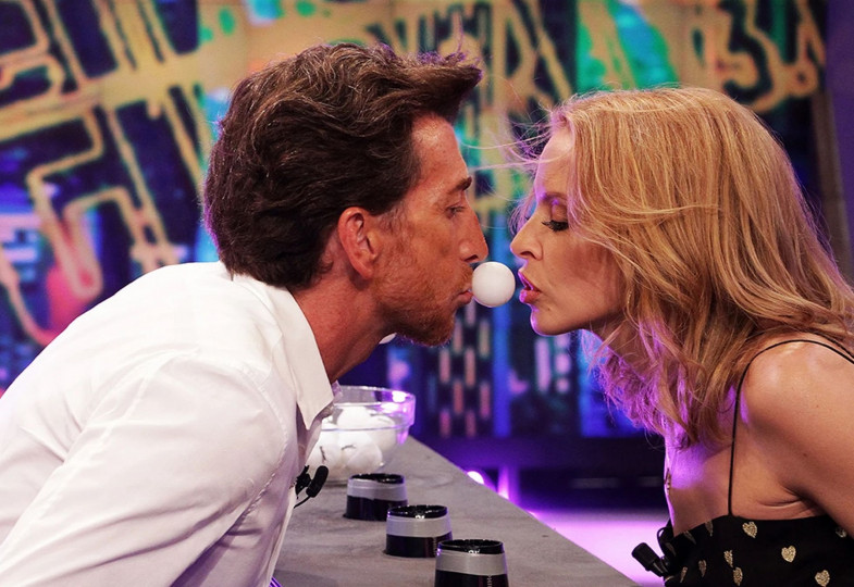 <p>Pablo Motos con la cantante Kylie Minogue durante la emisión de 'El hormiguero' en 2014.</p>