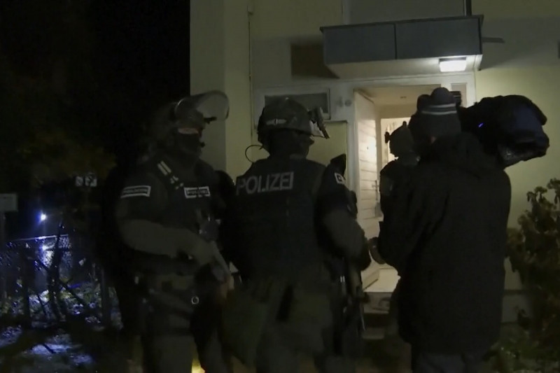 <p>Agentes de la policía alemana efectuando una de las 25 detenciones realizadas en la operación.</p>
