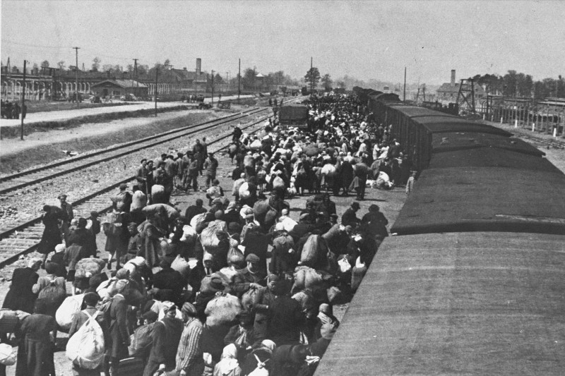 <p>Judíos de la Rutenia de los Cárpatos llegan a Auschwitz, en mayo de 1944.</p>