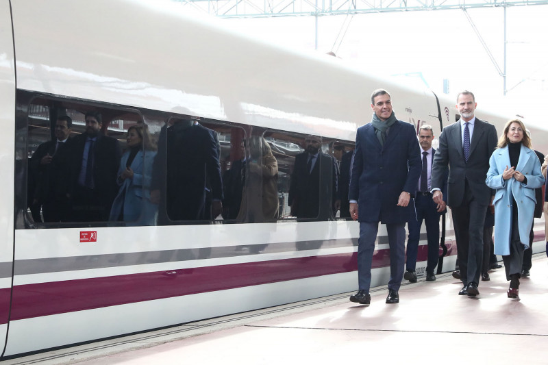 <p>Pedro Sánchez, Felipe VI y la ministra Raquel Sánchez en la estación de Chamartín, durante la inauguración del AVE Madrid-Murcia.</p>