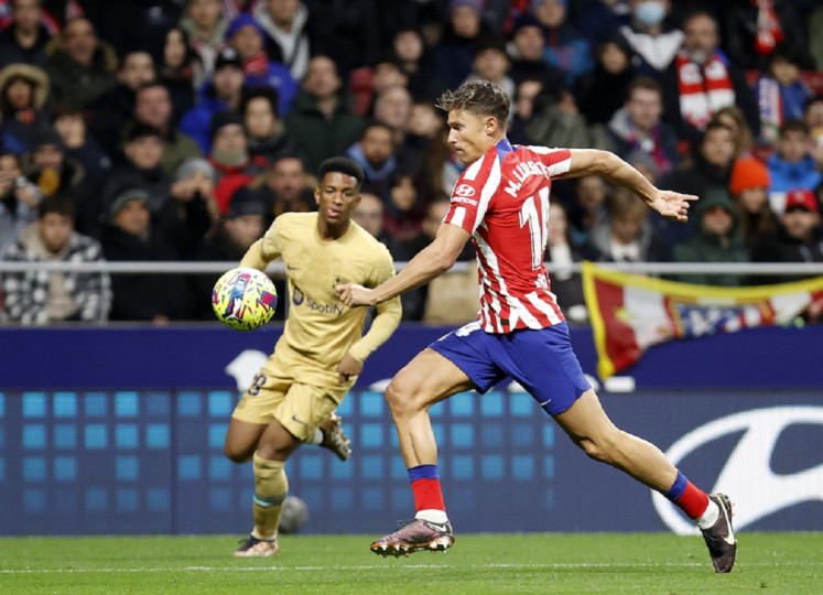 <p>Llorente corre con el balón.</p>