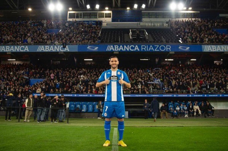 <p>Lucas Pérez, en su multitudinaria presentación con el Dépor.</p>