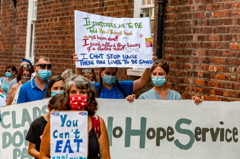 <p>Trabajadores del National Health Service marchan durante una protesta en agosto de 2020 en Reino Unido. </p>