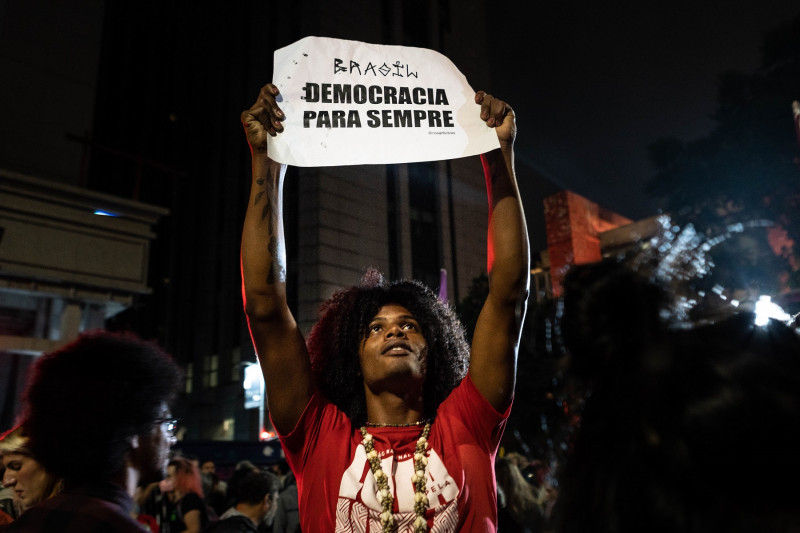 <p>Un manifestante en São Paulo porta una pancarta en repulsa al ataque violento al corazón de la democracia brasileña del 8 de enero. </p>