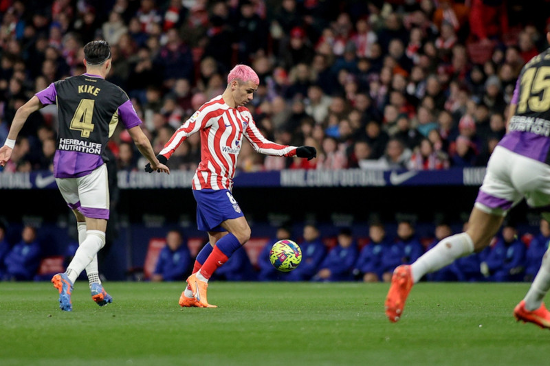 <p>Griezmann prepara un pase interior, durante el partido frente al Valladolid.</p>