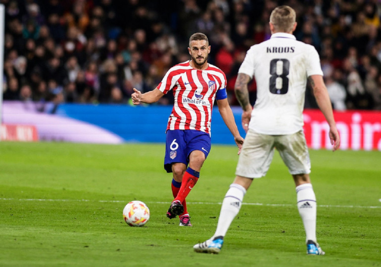 <p>Koke mueve el balón ante Toni Kroos en el derbi de cuartos de final de la Copa del Rey.</p>