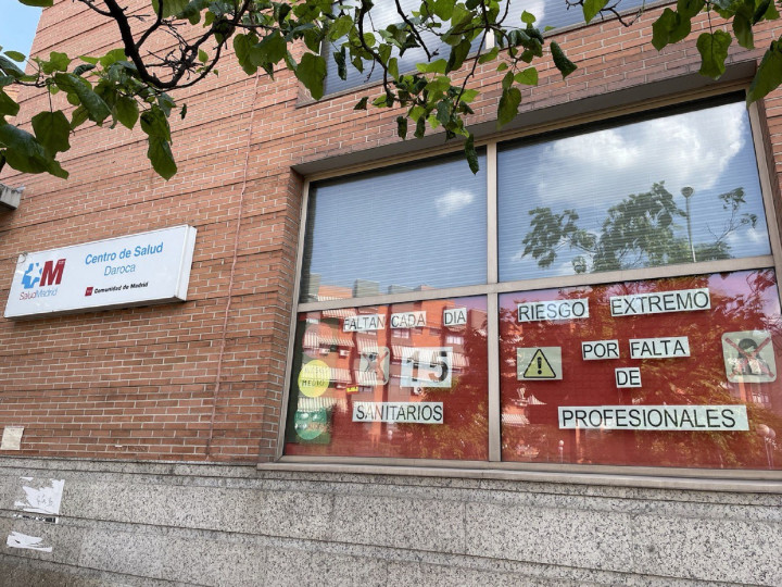 <p>Fachada del Centro de Salud Daroca en Madrid en junio de 2021. </p>