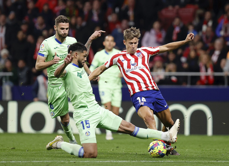 <p>El atlético Llorente, ya recuperado de una lesión muscular, defiende el balón. </p>