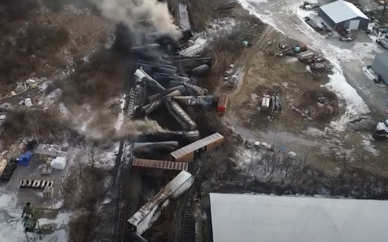 <p>Restos calcinados del tren que transportaba sustancias tóxicas y descarriló en Ohio (EE.UU.) el pasado 3 de febrero. </p>