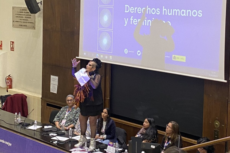 <p>María Galindo subida encima de la mesa durante su intervención en el Encuentro Internacional Feminista 2023.</p>
