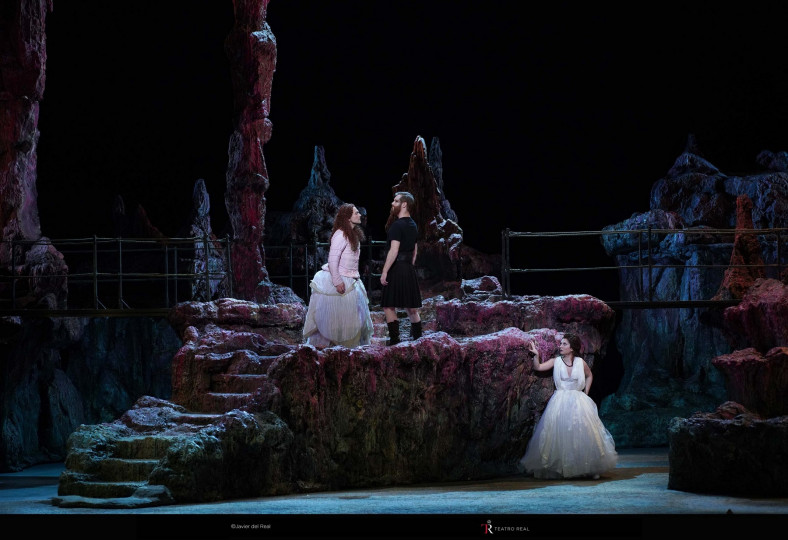 <p>Escena de la ópera 'Aquiles en Esciros' representada en el Teatro Real de Madrid.</p>