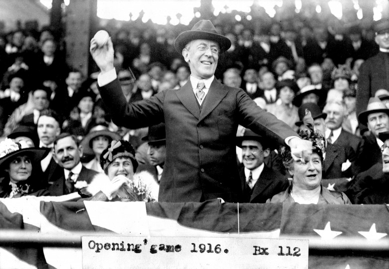 <p>Woodrow Wilson, presidente de EE.UU., lanzando la pelota el día inaugural de la temporada de béisbol de 1916.</p>