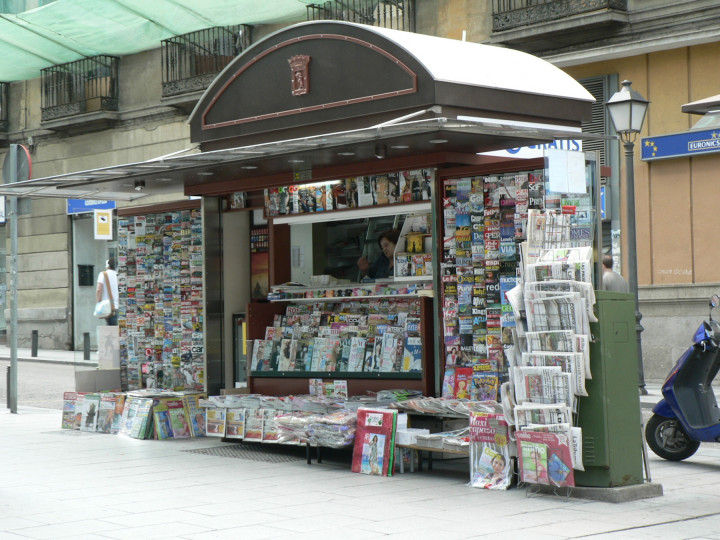 <p>Kiosco de prensa, en Madrid. </p>