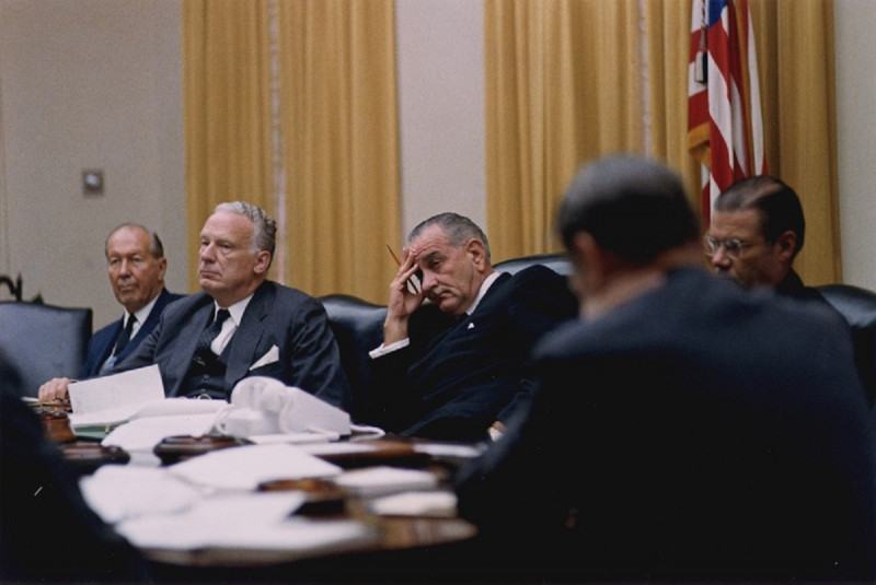<p>George Ball (segundo por la izquierda) junto al presidente Johnson (tercero) en una reunión en la Casa Blanca en 1966.</p>