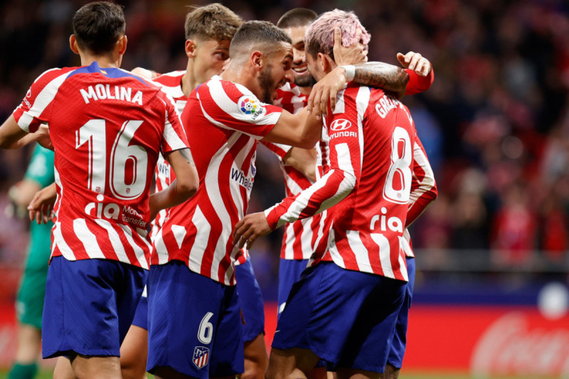 <p>Los colchoneros celebran con Griezmann su gol, que ponía el 1-0.</p>