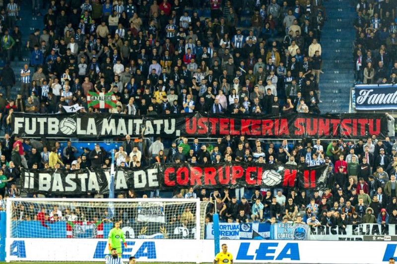 <p>Protestas de los aficionados del Alavés, en Mendizorroza, el pasado 11 de marzo. </p>