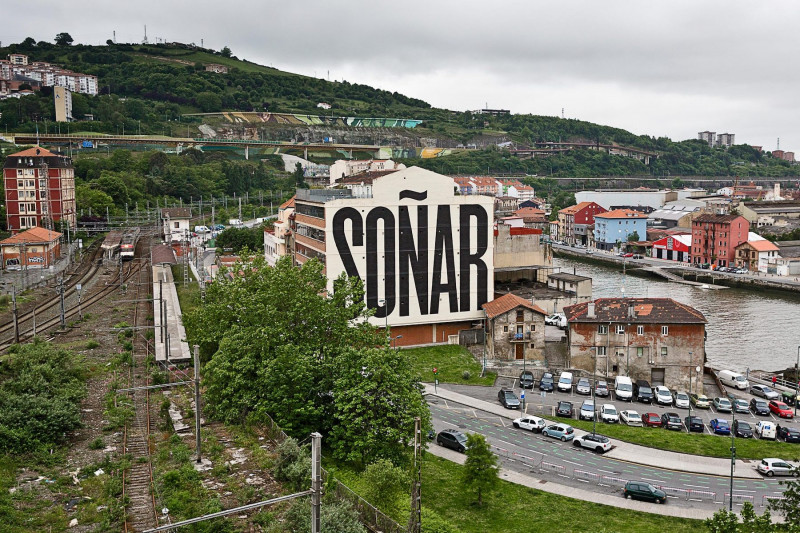 <p>Intervención del artista urbano Spy en 2015 en un barrio de Bilbao.</p>