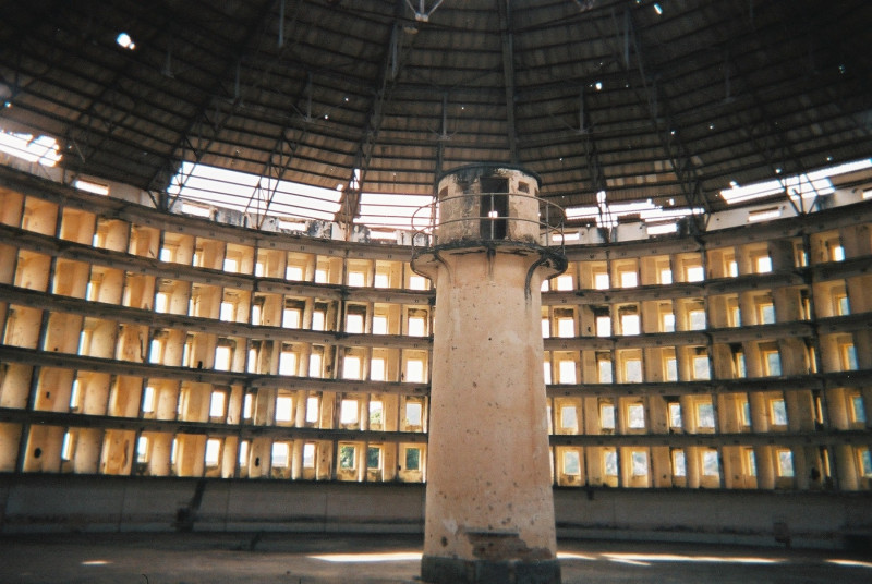 <p>Interior del edificio de una prisión en forma de panóptico en Presidio Modelo, Isla de la Juventud, Cuba.</p>