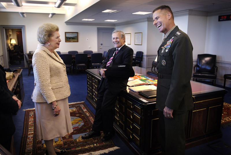 <p>Margaret Thatcher ríe junto al entonces secretario de Defensa Donald H. Rumsfeld y el presidente del Estado Mayor Conjunto, el general Peter Pace, durante una visita al Pentágono en septiembre de 2006. </p>