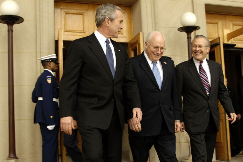 <p>George W. Bush, Dick Cheney y Donald H. Rumsfeld, en un acto oficial en 2006.</p>