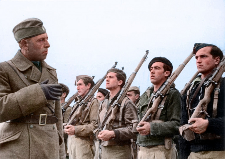 <p>Un oficial alemán de la Legión Cóndor instruye a soldados de infantería del bando nacional en Ávila, enero de 1939. Imagen coloreada. <strong>/ Archivo Federal Alemán</strong></p>