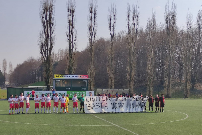 <p>Jugadores del Brighela muestran una pancarta con el lema “Cementerio mediterráneo. No más muertes en el mar”.<strong> </strong></p>