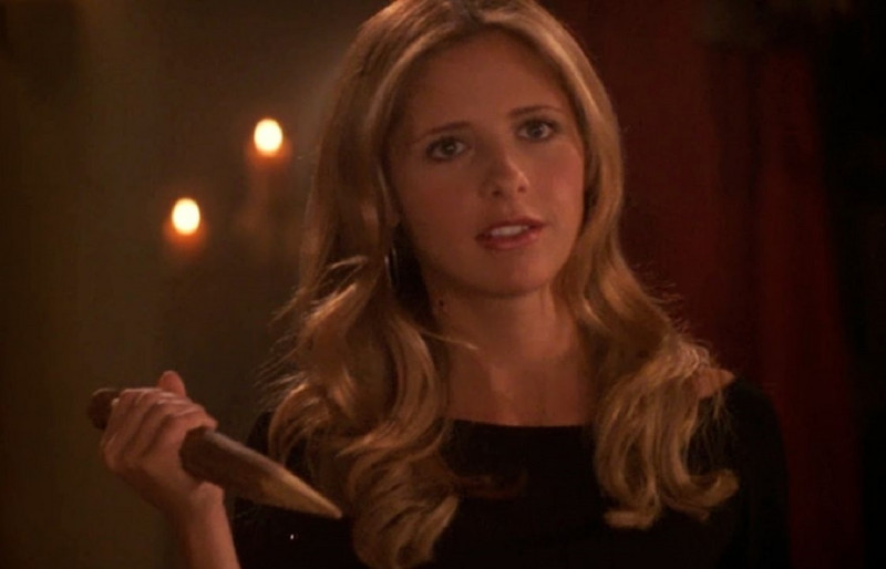 <p>Sarah Michelle Gellar intrerpeta a Buffy Cazavampiros.</p>