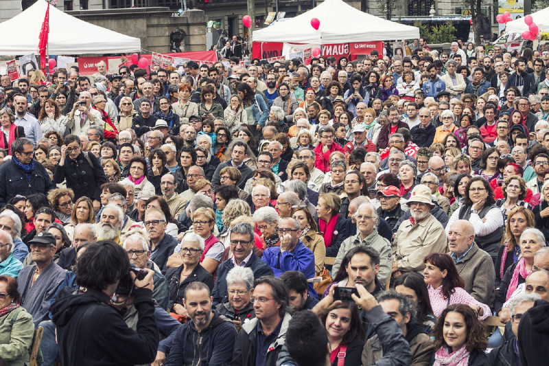 <p>Asistentes a un acto de campaña de Barcelona en Comú en 2015.</p>